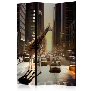 Rumsavdelare Giraffe in the Big City 135x172 cm Artgeist sp. z o. o. - Inredning Begränsat antal