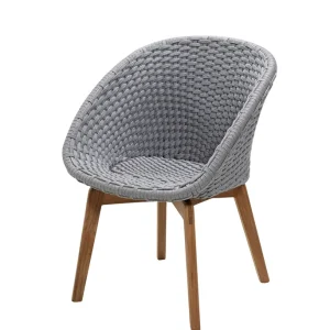 Snabb leverans Peacock karmstol - Teak med ljusgrå sits från Cane-line- Bra Möbler