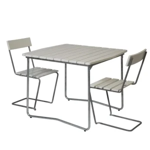 B31 matgrupp - Vitlackad ek/galvat 2 stolar & bord 84 x 92 cm från Grythyttan Stålmöbler- Bra Möbler Trygg betalning